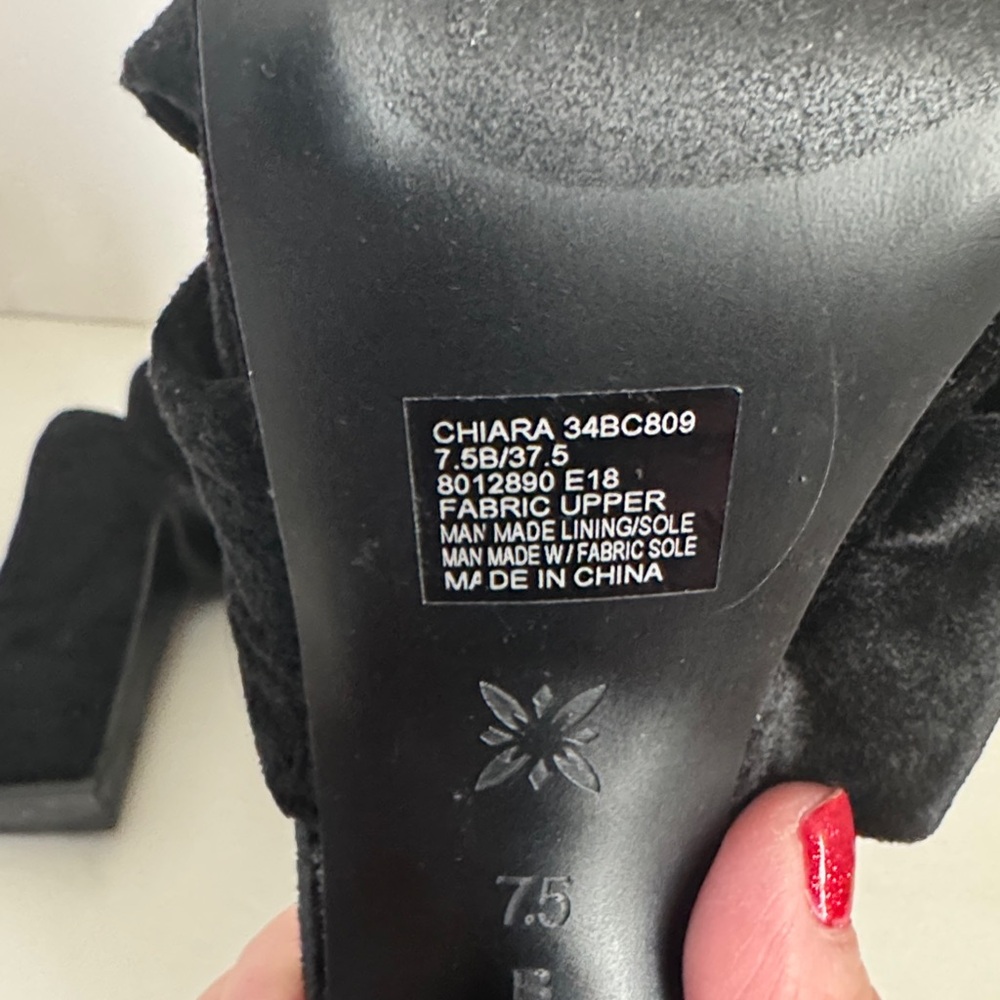 BCBGeneration Black Velvet Platform Heels shoe size 7.5B - Picture 7 of 8